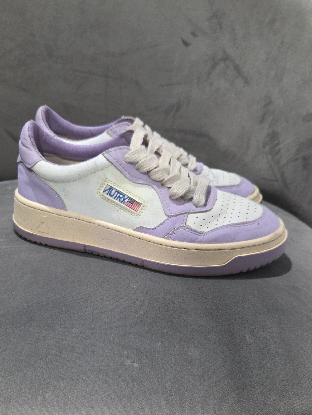 Autry Lavender Leather Low Sneakers